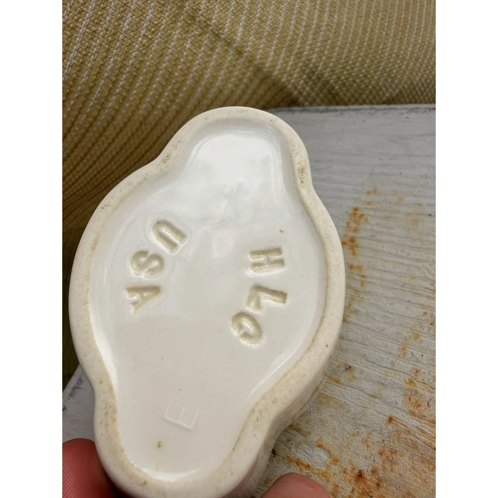 White Ceramic Floral Free-Standing Soap Dish with Scalloped Edge